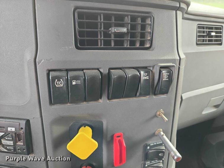 image for item ET5225 2015 Peterbilt 579 semi truck