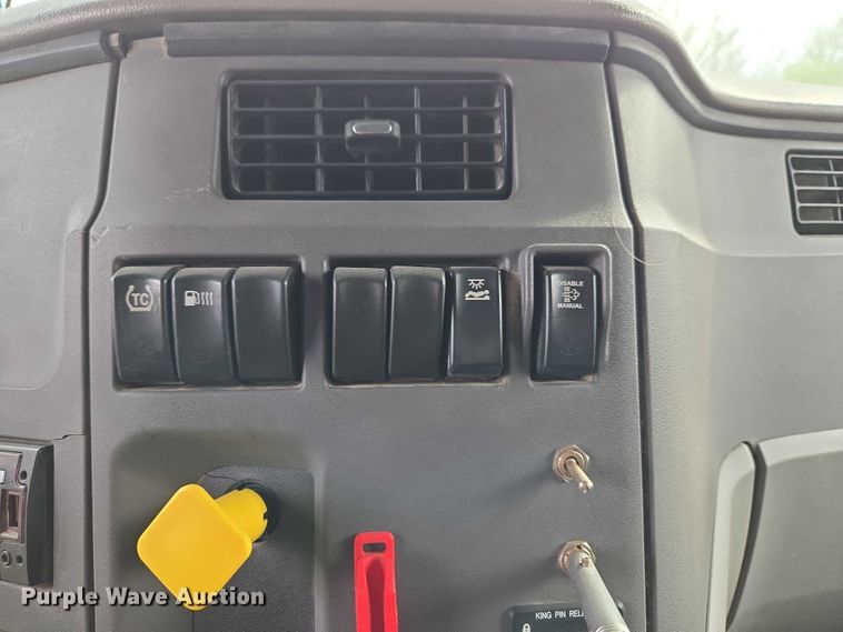 image for item ET5225 2015 Peterbilt 579 semi truck