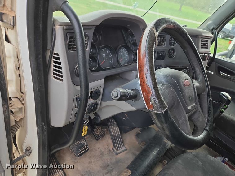 image for item ET5225 2015 Peterbilt 579 semi truck