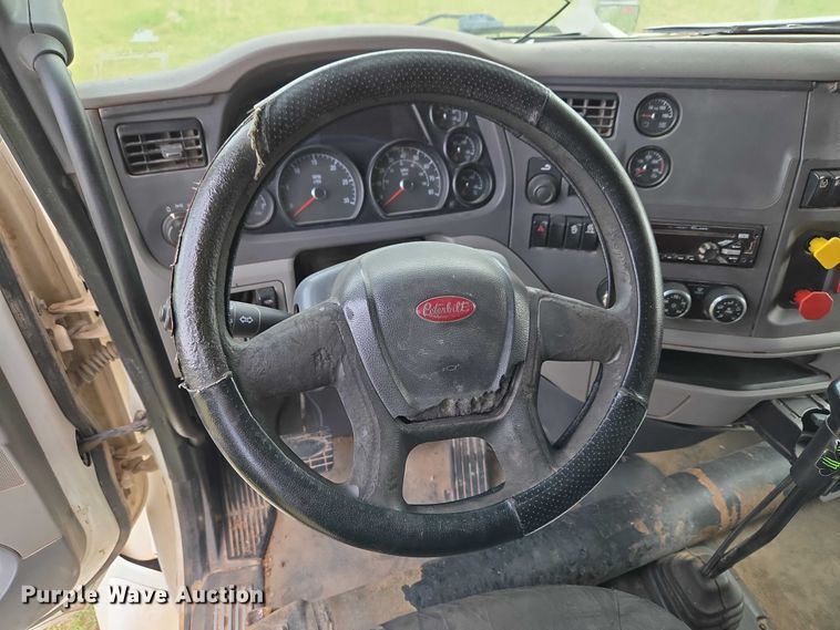 image for item ET5225 2015 Peterbilt 579 semi truck