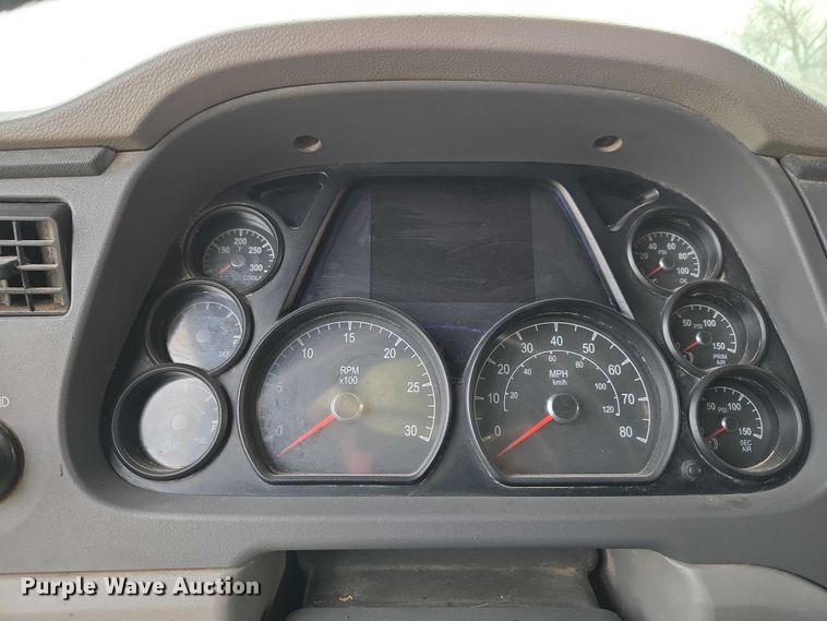 image for item ET5225 2015 Peterbilt 579 semi truck