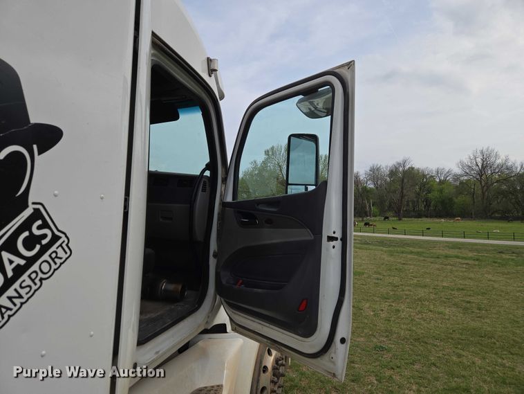 image for item ET5225 2015 Peterbilt 579 semi truck