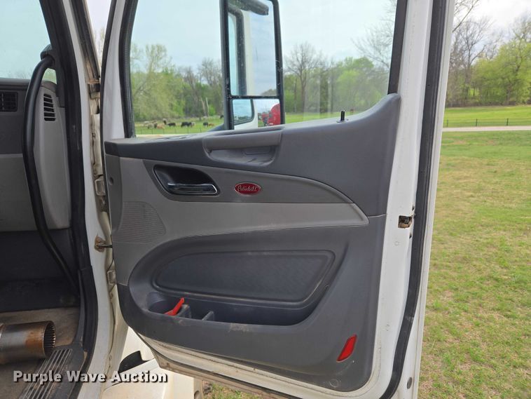 image for item ET5225 2015 Peterbilt 579 semi truck