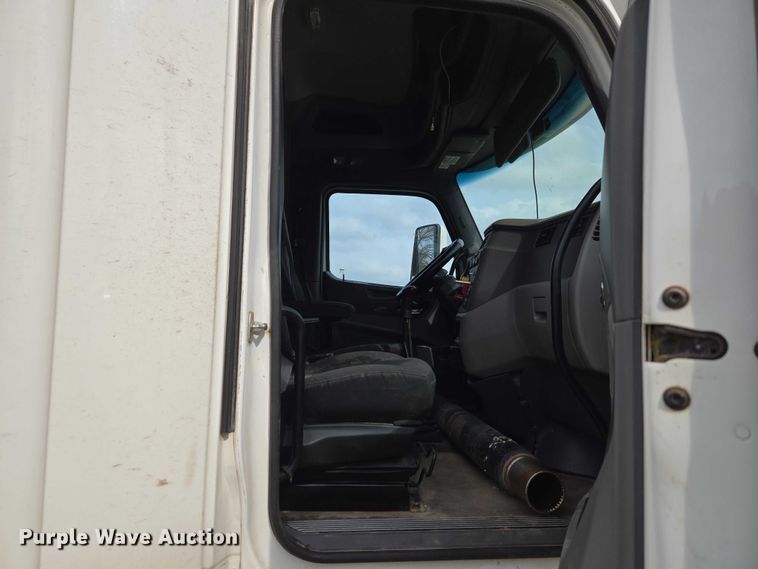 image for item ET5225 2015 Peterbilt 579 semi truck