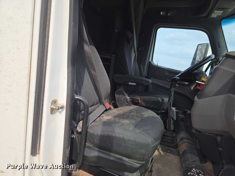 image for item ET5225 2015 Peterbilt 579 semi truck