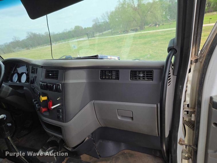 image for item ET5225 2015 Peterbilt 579 semi truck