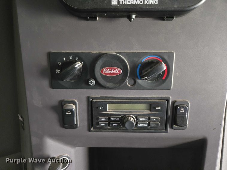 image for item ET5225 2015 Peterbilt 579 semi truck