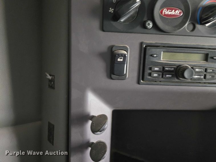 image for item ET5225 2015 Peterbilt 579 semi truck