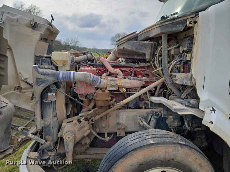 image for item ET5225 2015 Peterbilt 579 semi truck