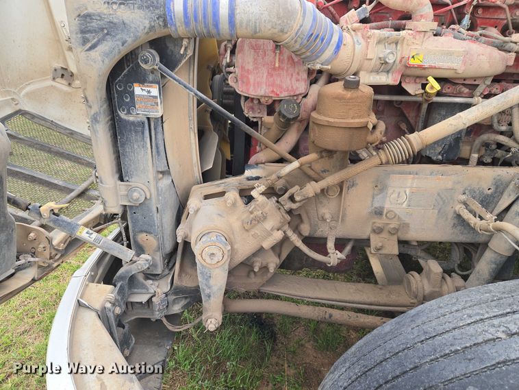 image for item ET5225 2015 Peterbilt 579 semi truck