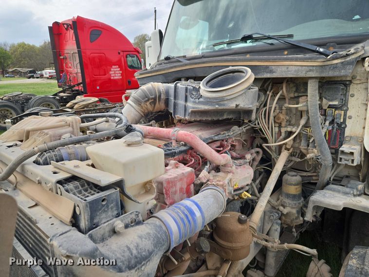 image for item ET5225 2015 Peterbilt 579 semi truck