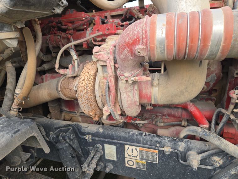image for item ET5225 2015 Peterbilt 579 semi truck