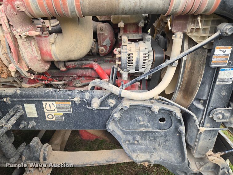 image for item ET5225 2015 Peterbilt 579 semi truck