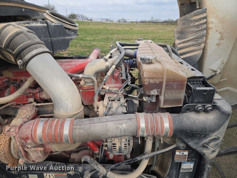 image for item ET5225 2015 Peterbilt 579 semi truck