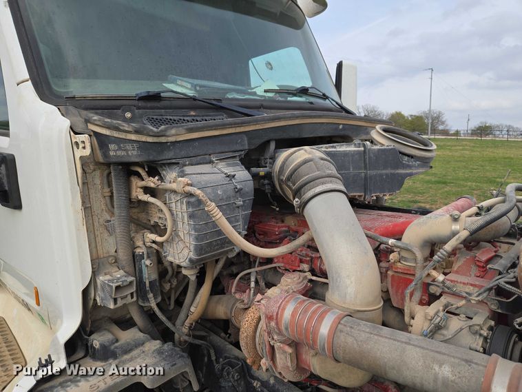 image for item ET5225 2015 Peterbilt 579 semi truck