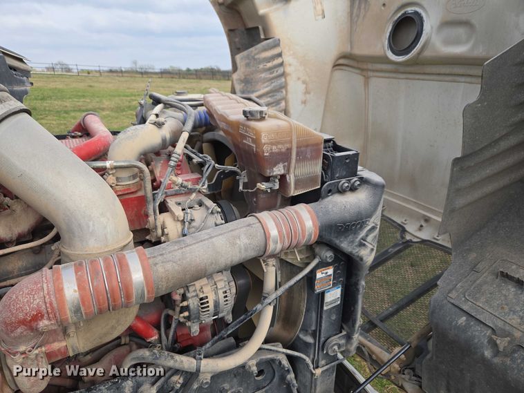 image for item ET5225 2015 Peterbilt 579 semi truck