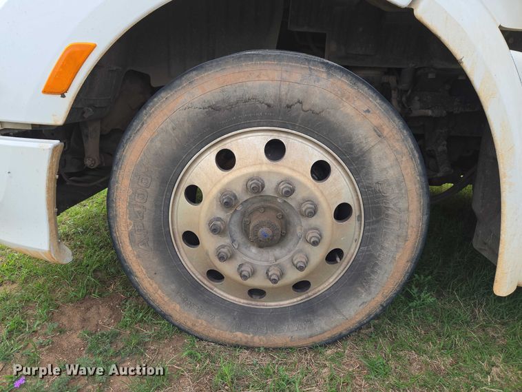image for item ET5225 2015 Peterbilt 579 semi truck