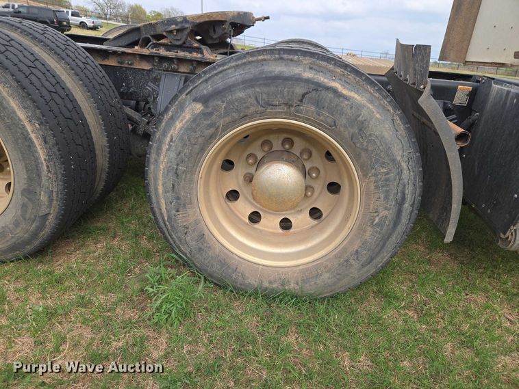 image for item ET5225 2015 Peterbilt 579 semi truck