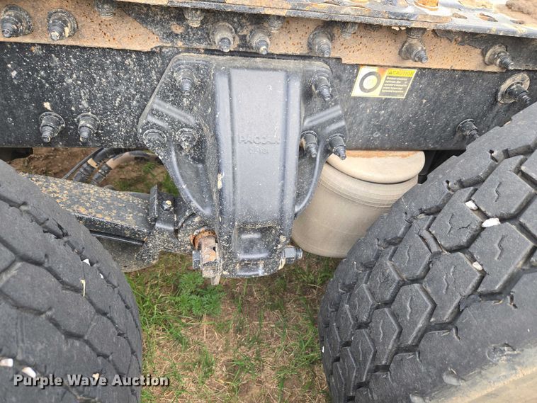 image for item ET5225 2015 Peterbilt 579 semi truck