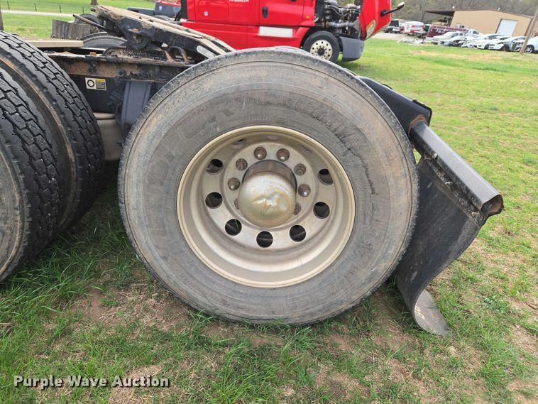 image for item ET5225 2015 Peterbilt 579 semi truck