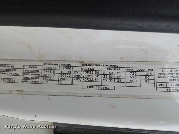 image for item ET5225 2015 Peterbilt 579 semi truck