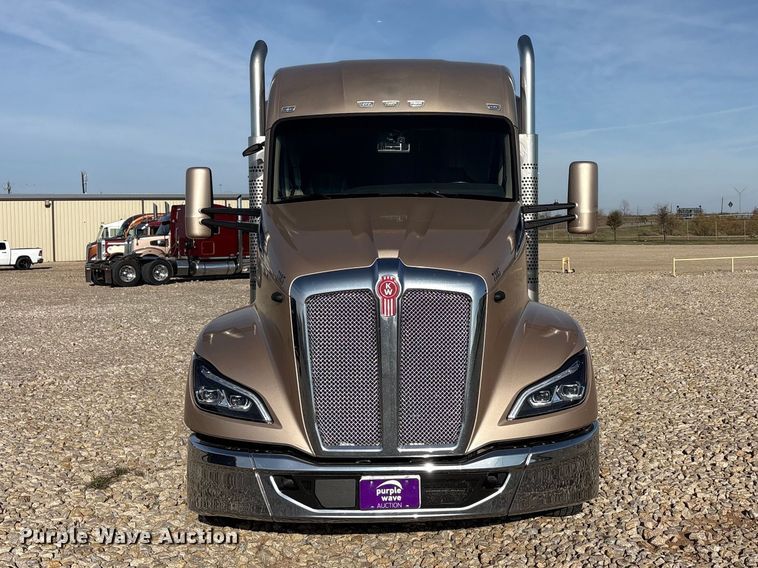 image for item EU0368 2023 Kenworth T680 semi truck