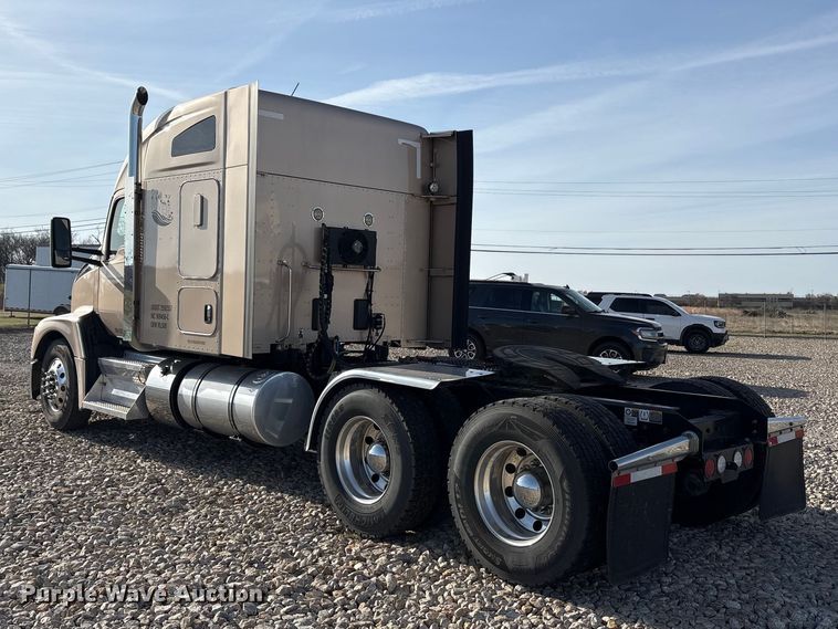 image for item EU0368 2023 Kenworth T680 semi truck