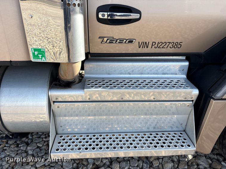 image for item EU0368 2023 Kenworth T680 semi truck
