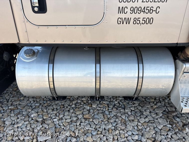 image for item EU0368 2023 Kenworth T680 semi truck