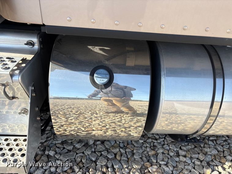 image for item EU0368 2023 Kenworth T680 semi truck