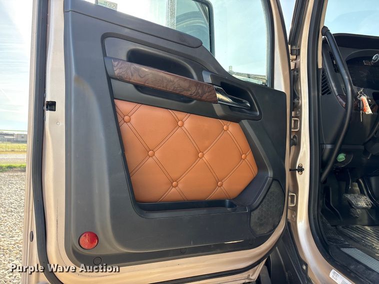 image for item EU0368 2023 Kenworth T680 semi truck