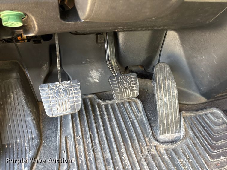 image for item EU0368 2023 Kenworth T680 semi truck