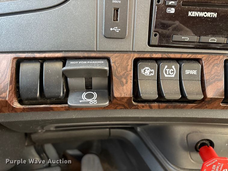 image for item EU0368 2023 Kenworth T680 semi truck