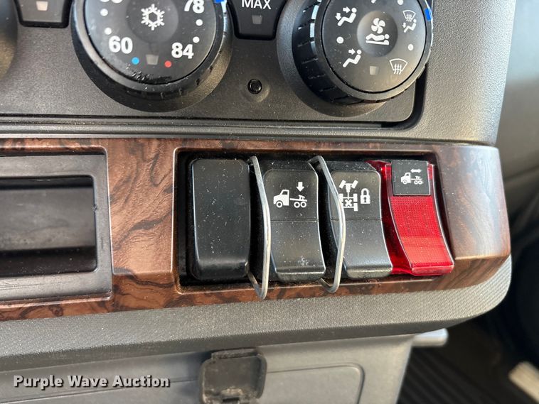 image for item EU0368 2023 Kenworth T680 semi truck