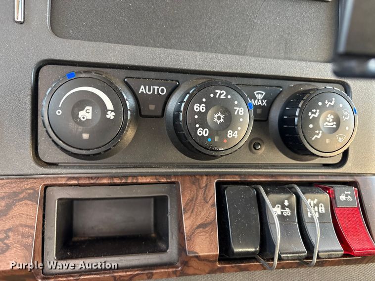 image for item EU0368 2023 Kenworth T680 semi truck