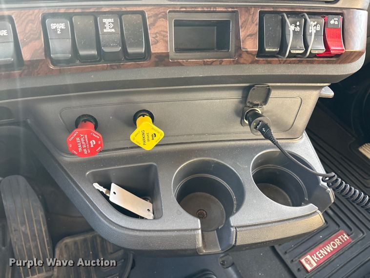 image for item EU0368 2023 Kenworth T680 semi truck