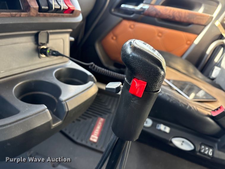 image for item EU0368 2023 Kenworth T680 semi truck