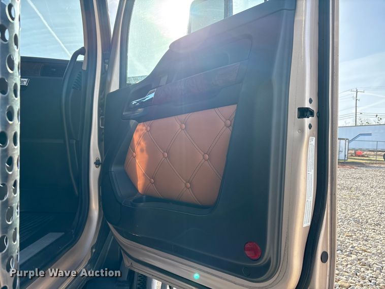 image for item EU0368 2023 Kenworth T680 semi truck