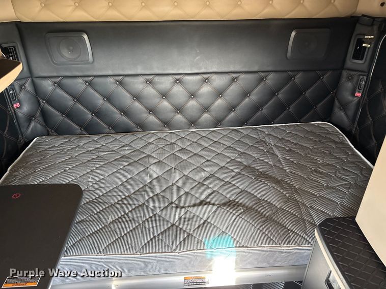 image for item EU0368 2023 Kenworth T680 semi truck