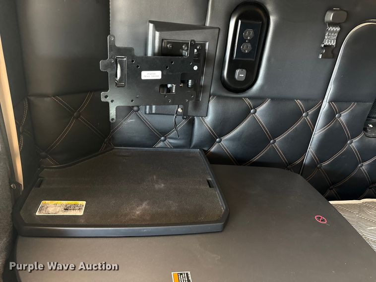 image for item EU0368 2023 Kenworth T680 semi truck