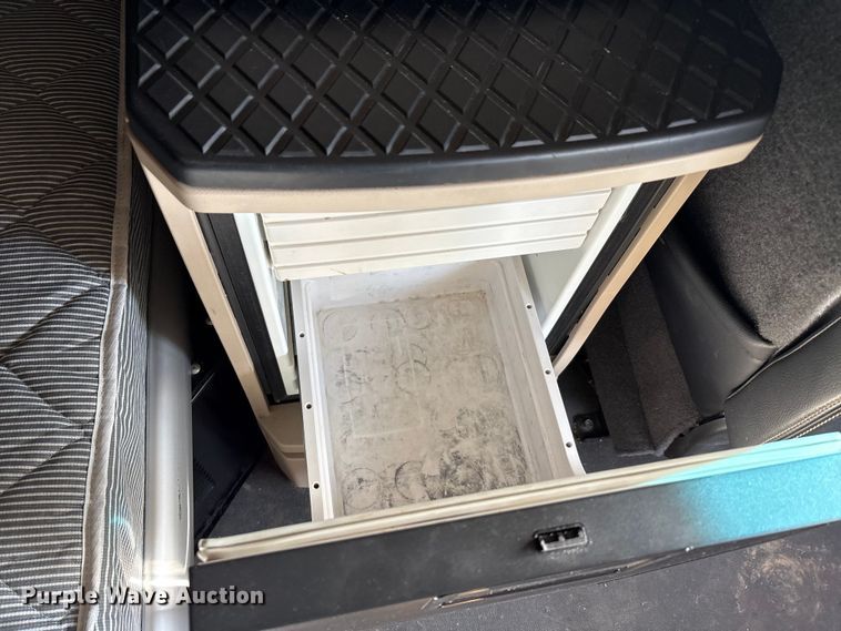 image for item EU0368 2023 Kenworth T680 semi truck