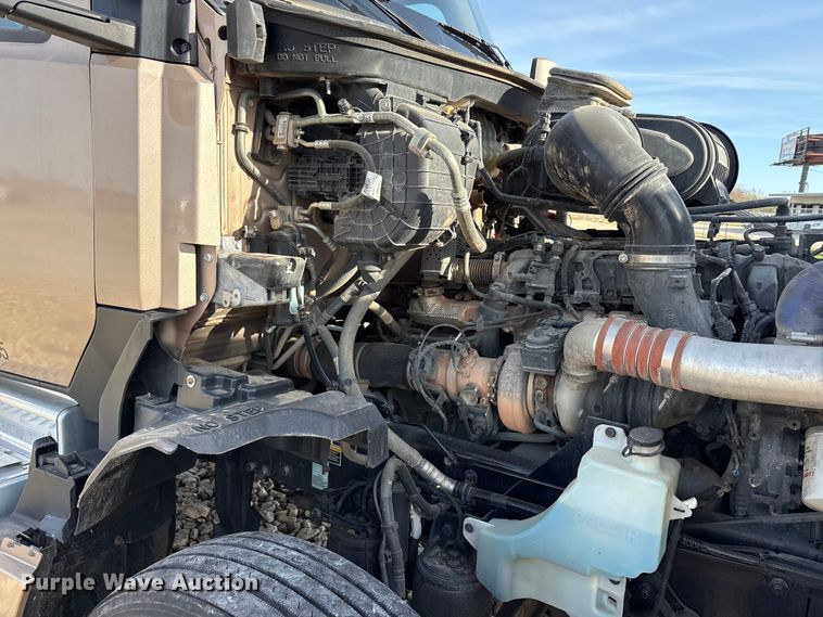 image for item EU0368 2023 Kenworth T680 semi truck