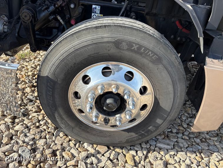 image for item EU0368 2023 Kenworth T680 semi truck