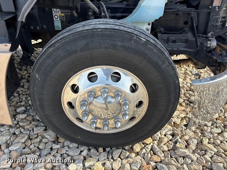 image for item EU0368 2023 Kenworth T680 semi truck