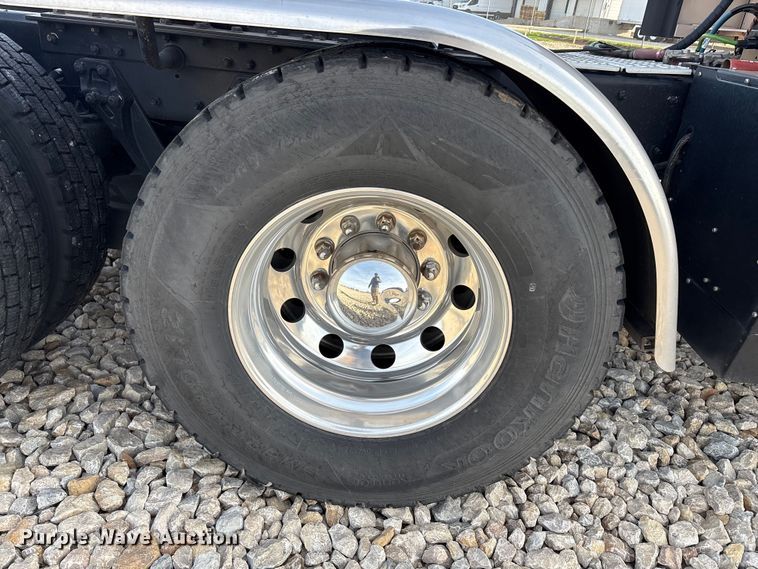 image for item EU0368 2023 Kenworth T680 semi truck