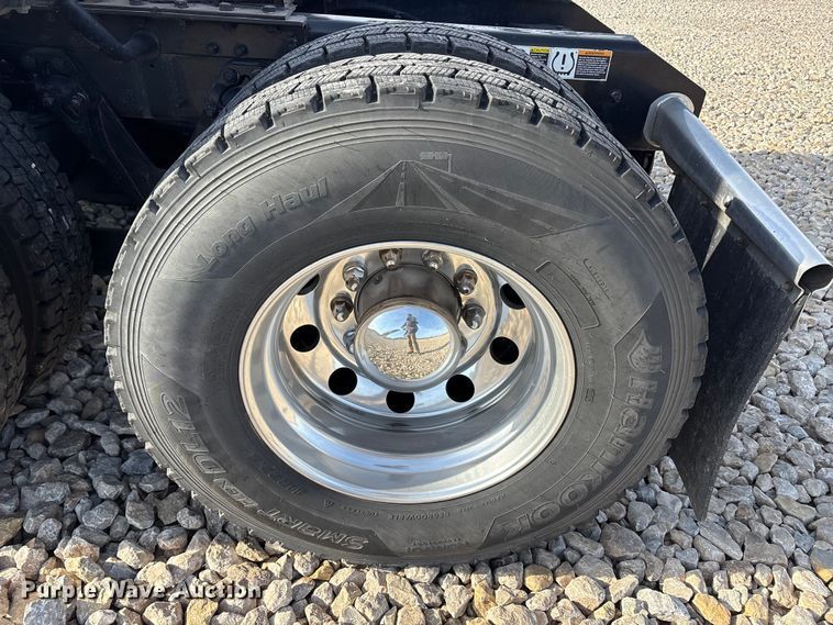 image for item EU0368 2023 Kenworth T680 semi truck