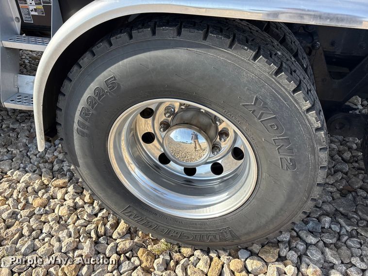 image for item EU0368 2023 Kenworth T680 semi truck