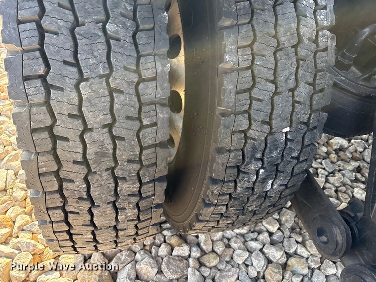 image for item EU0368 2023 Kenworth T680 semi truck