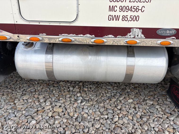 image for item EU0369 2007 Peterbilt 379 semi truck