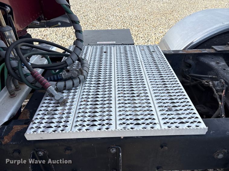 image for item EU0369 2007 Peterbilt 379 semi truck